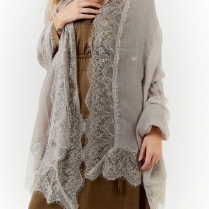 NWT FOULARD BELLA Chic Lace Trim Shawl Grey